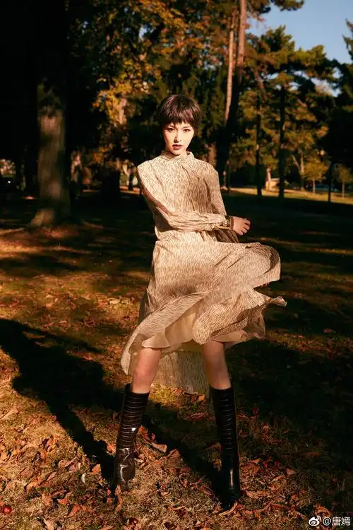 [新闻]180928 唐嫣微博更新九宫格美图 酷糖打破常规玩转嬉皮