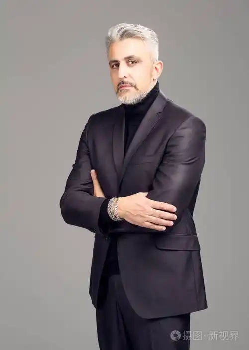 留着优雅胡须的男人