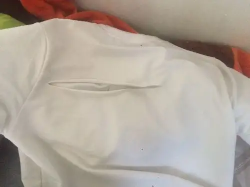 这衣服是被别人用刀剌了么还是本来就是这样,这一条线一碰就开了