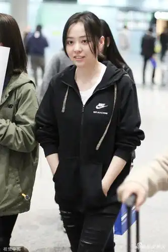 组图:张靓颖素颜亮相着运动装时尚 赶路获粉丝送礼害羞露笑