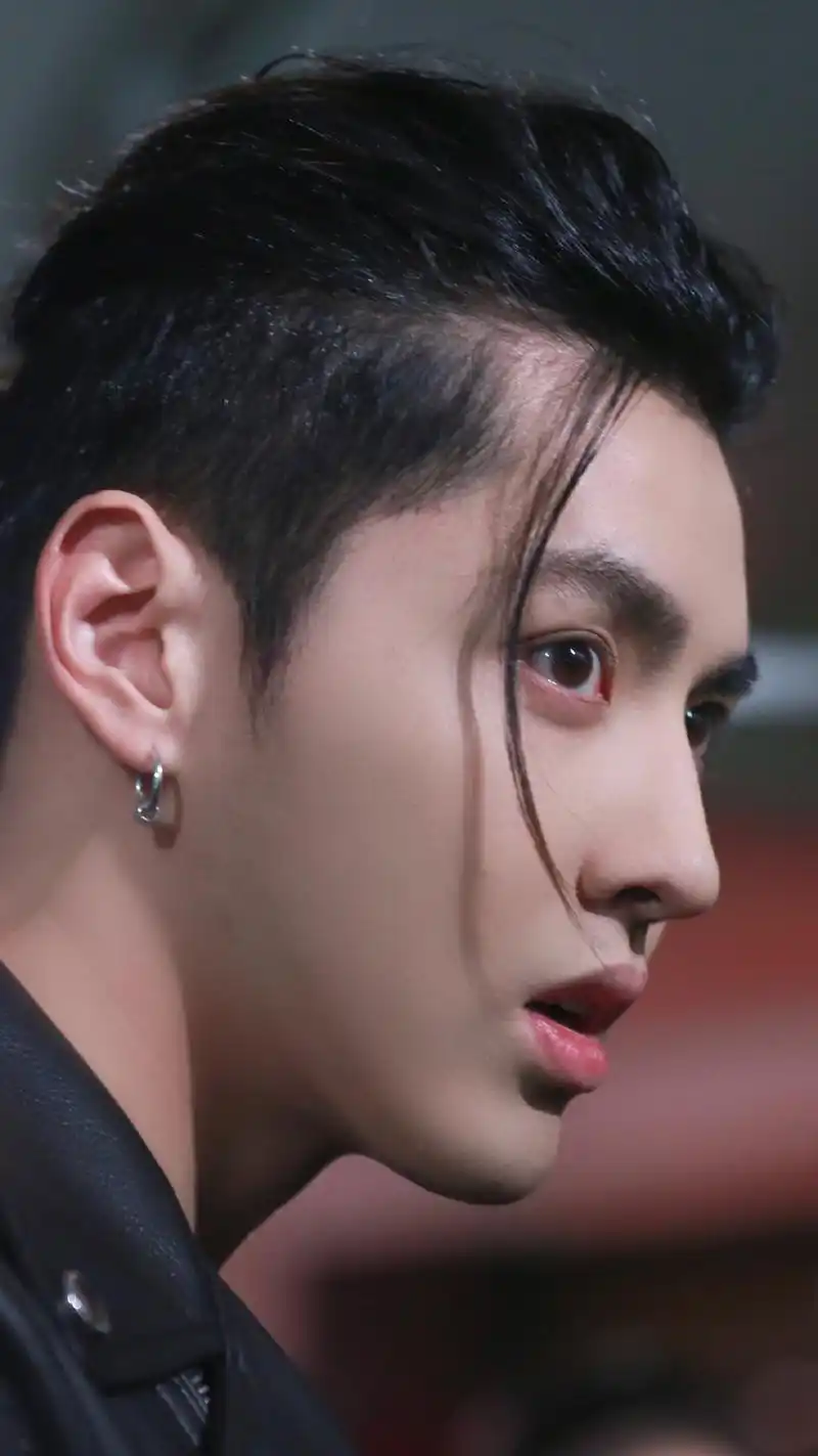 吴亦凡自出道以来一直都是高颜值的代名词,作为被老天爷追着喂饭吃的