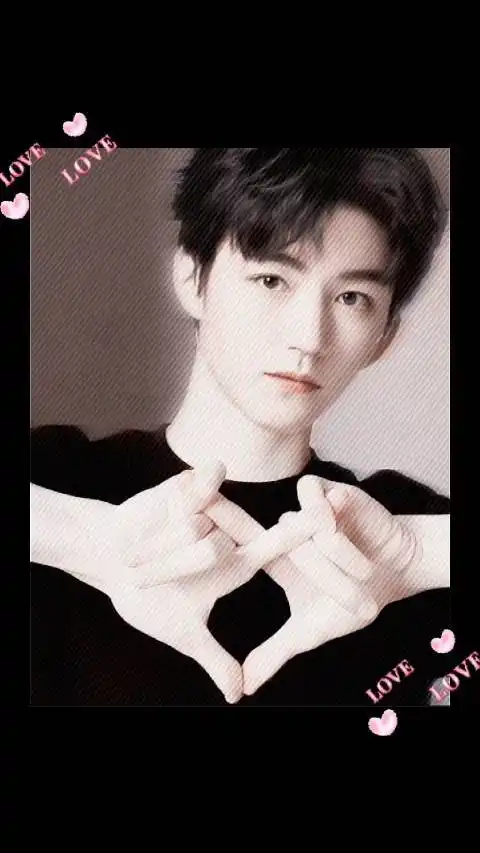 王俊凯俄式比心