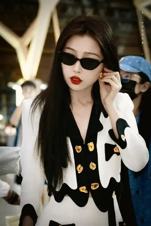 虞书欣大小姐驾到通通闪开##虞书欣机场总裁风路透