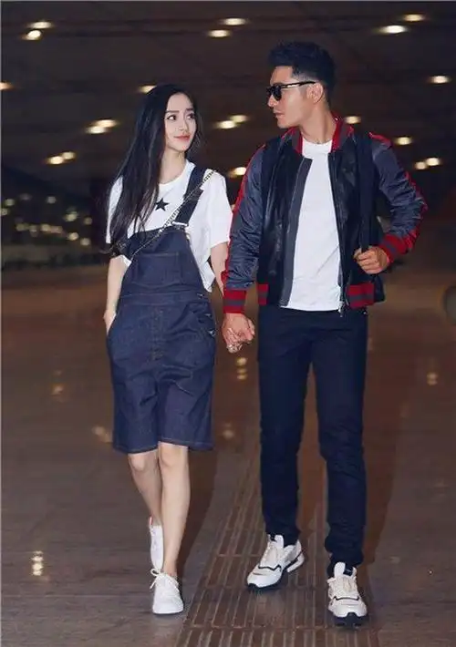 杨颖携老公逛街穿背带裤配白t恤超简约黄晓明戴墨镜够帅气