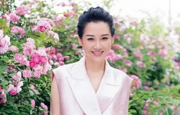 原创原创50岁许晴素颜照曝光笑起来酒窝醉人甜美得像个小女生