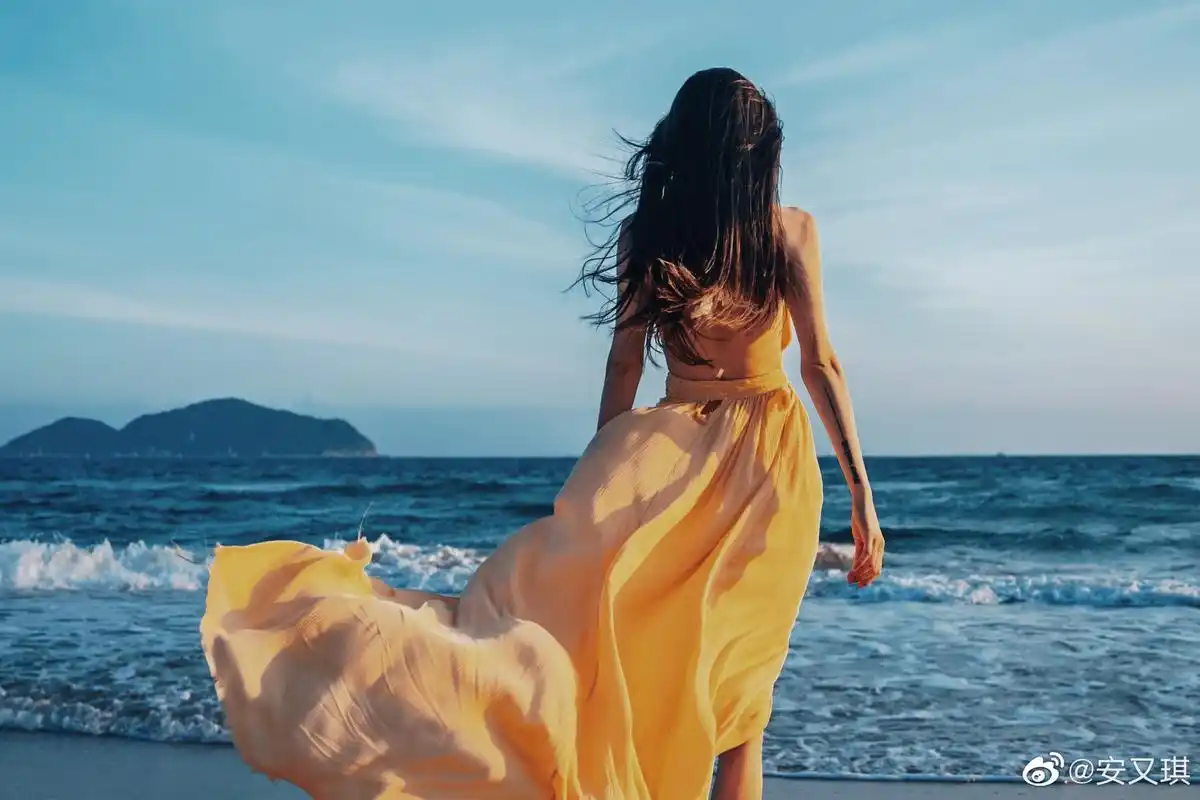 我们的安又琪这一次给我们带来的落日海边大片太好看了!