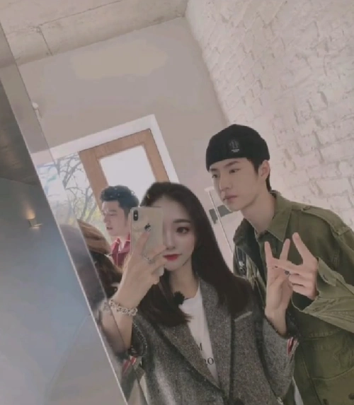 论p图就服王一博粉丝,看到她和王一博的合照:不怕情敌多,就怕情敌会p