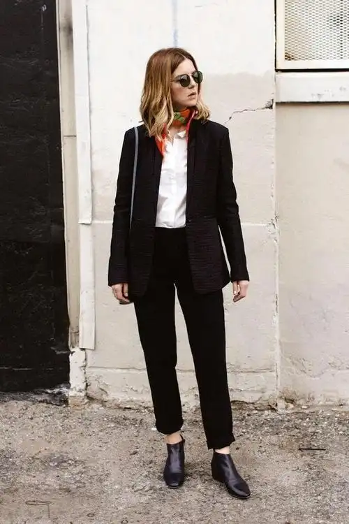 也可尝试下撞色搭配,选择色彩鲜艳活泼的款式,尽可能削弱西装衬衫带来