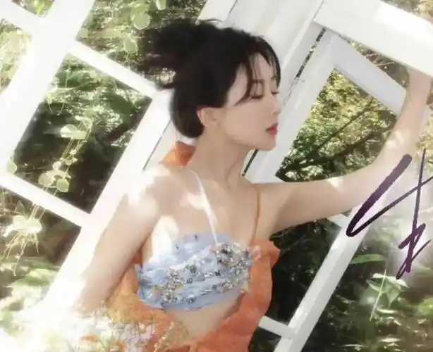 杨紫31岁生日写真曝光,穿蓝色钻石抹胸大秀性感,彻底美爆了_工作_祝福