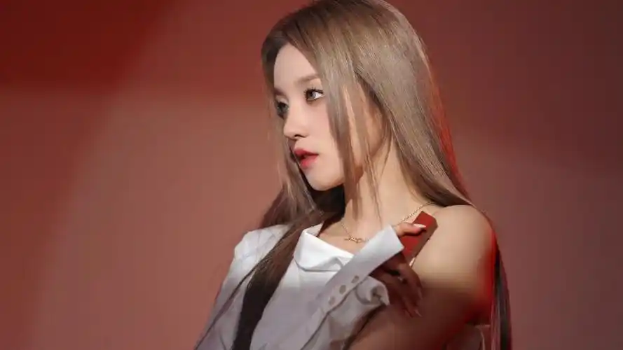 百变爱豆宋雨琦:天生出彩,引领唇妆新风尚