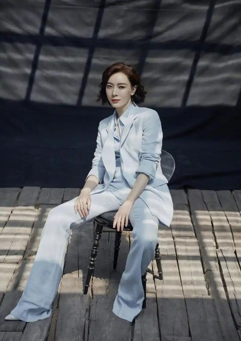 看了"中年陈数"穿搭我悟了:衣装合身,裙穿素色,优雅又高级