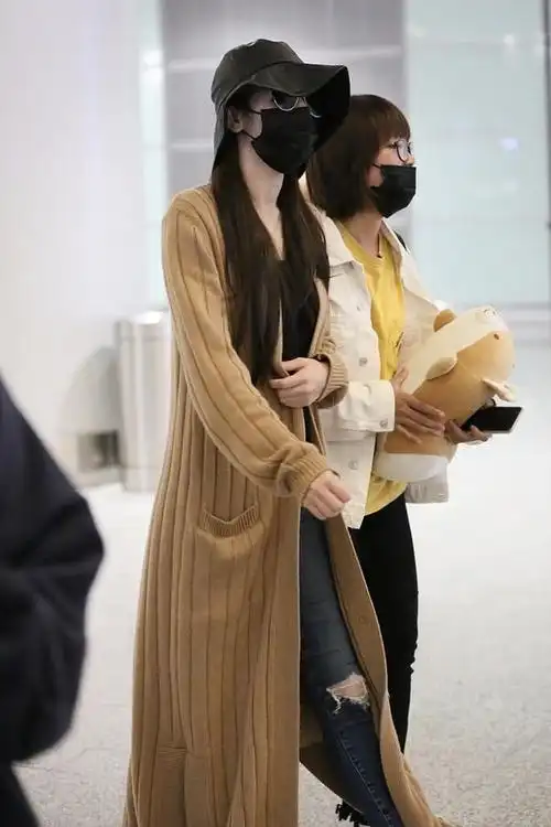 迪丽热巴获奖后坐椅子上休息让助理蹲地上手指粉丝禁止拍照