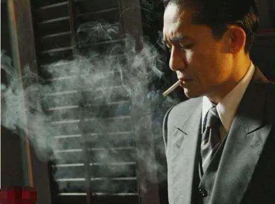 电影中抽烟让人感觉爷们到感染的自己都想点一根的,梁朝伟必须算一个