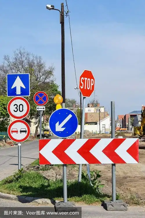 十字路口的交通标志及障碍物