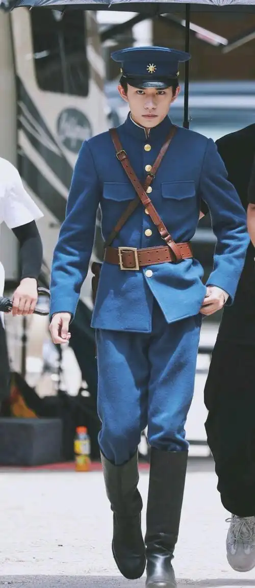 他来了!他穿着军装来了!易烊千玺真的好正一少年!
