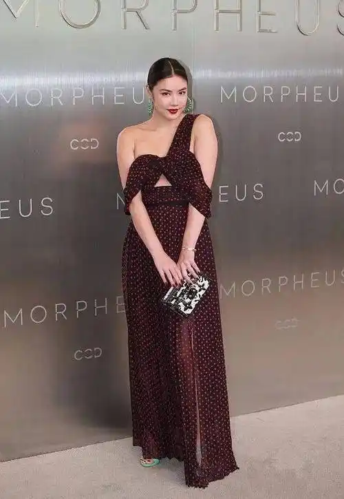 乐基儿胖也敢穿露肩裙腰上勒出赘肉面对镜头依然自信