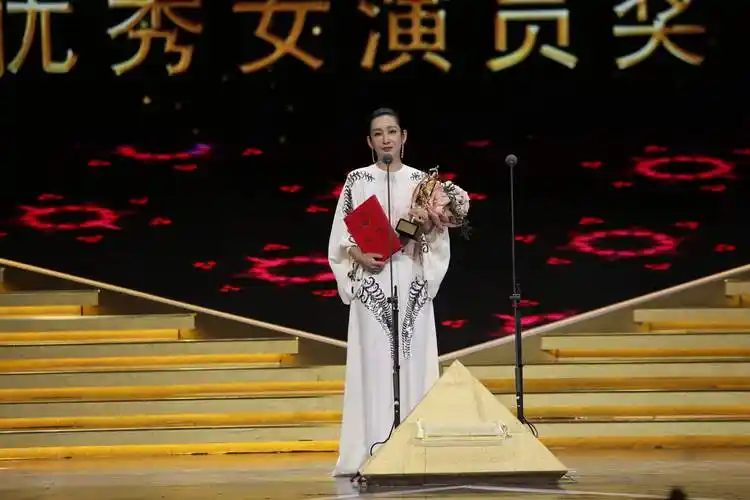 第32届电视剧飞天奖揭晓何冰秦海璐分获优秀男女演员奖