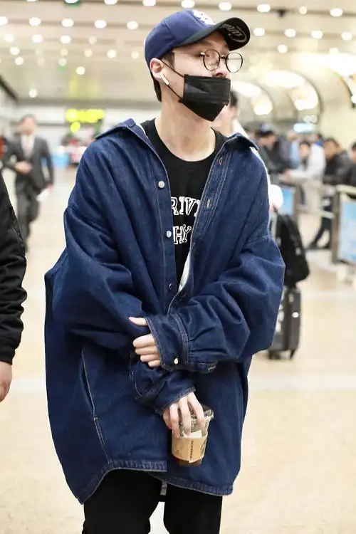 小绵羊张艺兴穿着一件宽松牛仔外套,帅气十足