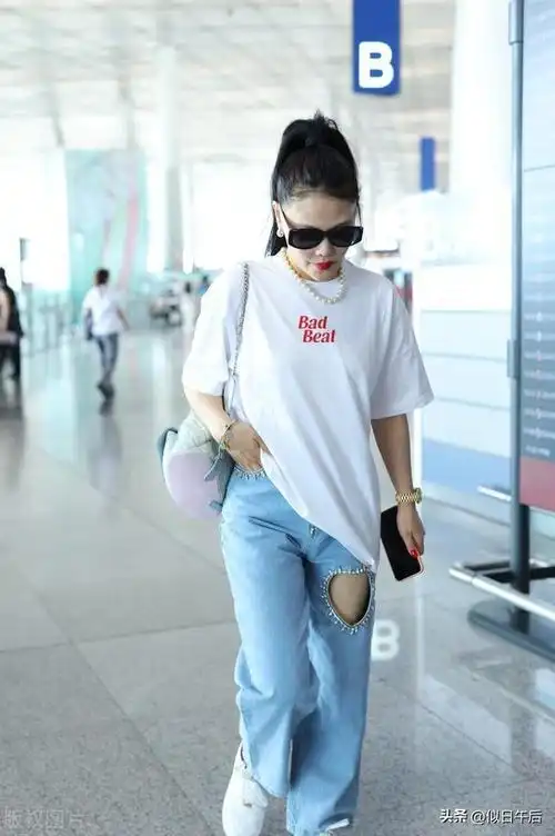 袁娅维现身北京机场,身穿白t搭配破洞牛仔裤时尚简约