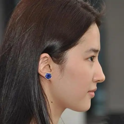 刘亦菲的驼峰鼻让她的侧脸有了不同别人的魅力,虽然有人会不喜欢这样