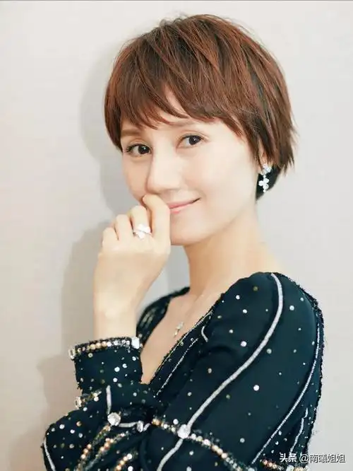 详细分析袁泉的短发造型我们不难发现,这种偏短的发型很能衬托出五官