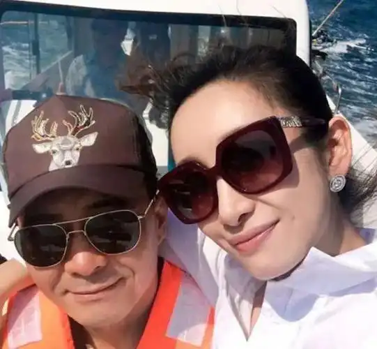 秦海璐豪宅奢侈生活曝光高跟鞋多到放在鞋柜外老公帮她按摩