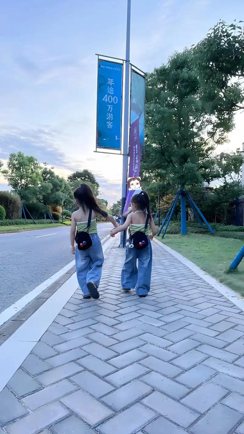 两小只 有个和我一样喜欢拍宝贝背影照的吗?#骗你生个女儿  - 抖音