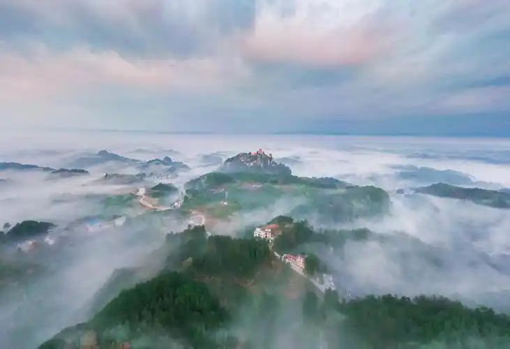 改造升级后的太平山景区自此,龙山县用项目搭台,景区唱戏,以核心景区