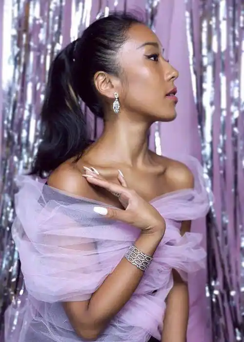 黑公举吉克隽逸雪纺衫搭配白色指甲,怎么看都有点别扭_美甲_韵味_造型