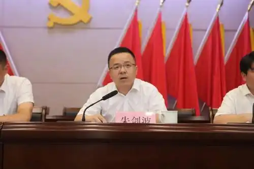 嘉泽镇党委书记朱剑波在讲话中充分肯定镇总工会近年来的工作,就