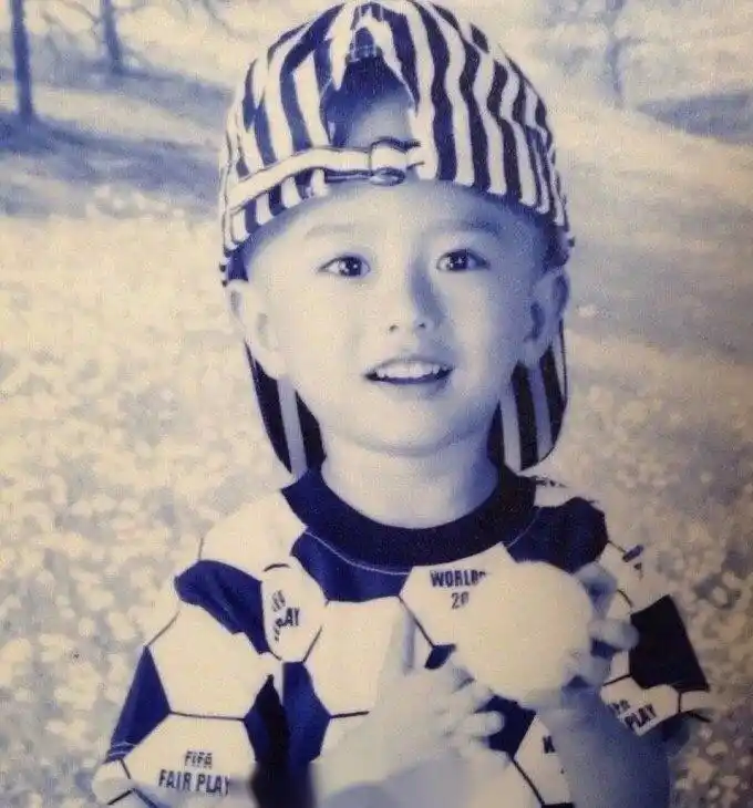 大家觉得谁小时候更好看呢?