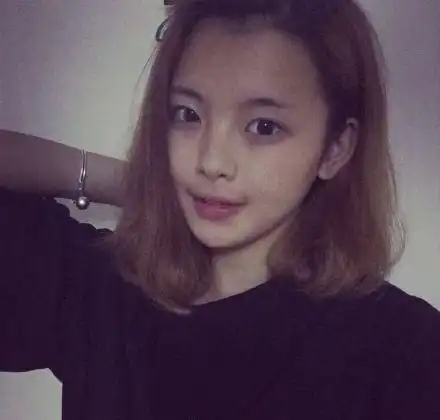 杨超越学生时代旧照曝光 厚重刘海被侃"村花本花"