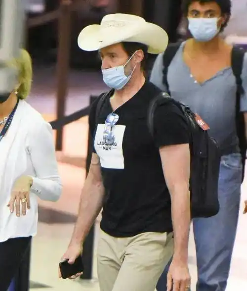 52岁金刚狼带娃出街,身材超好,新片与吴彦祖大秀胸肌_休杰克曼_电影