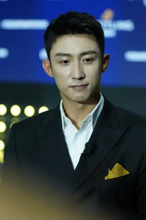 近日,迪丽热巴被曝光和男演员黄景瑜的恋情,引起了广泛关注和争议.