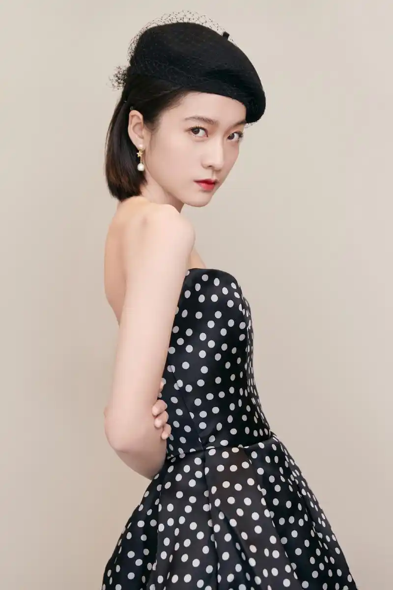 张雪迎波点裙性感写真图片