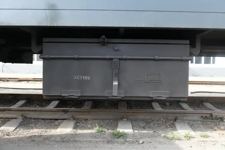 你没听错,也没看错,火车也需要"充电宝"!_蓄电池_列车_电压