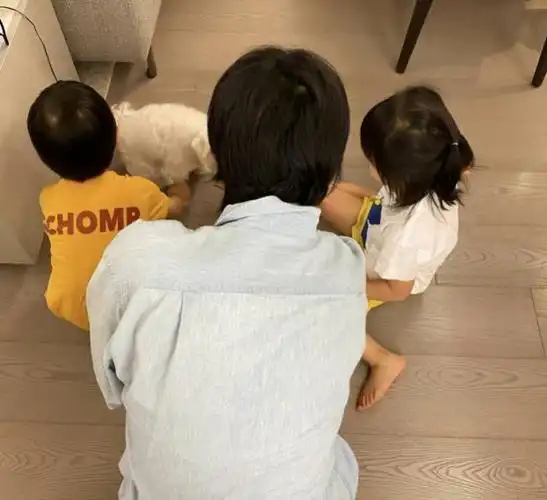 父子情深!庾澄庆观看儿子直播,哈利为父亲打call,两人欢声笑语