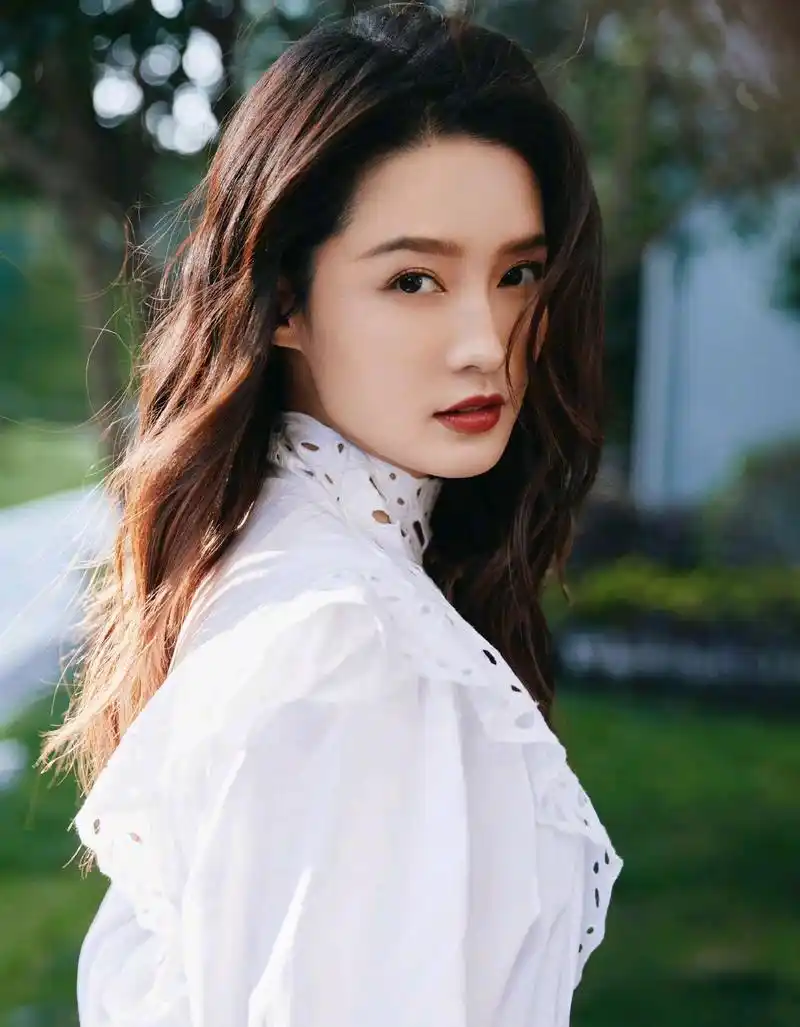 时尚大气的李沁