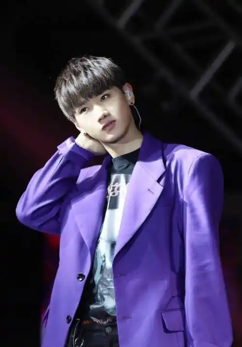 汪苏泷当年的热门歌曲也非常多,比如:《有点甜》《不分手的恋爱》