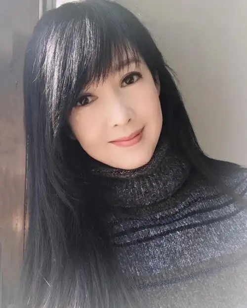 53岁周慧敏晒近照如20岁少女模样6招佛系保养20后少晒太阳