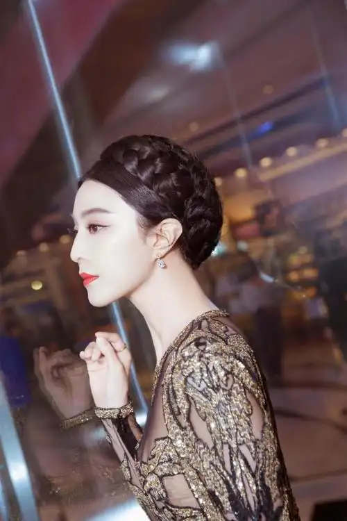 范冰冰称霸女王气场穿半透视连衣裙配编织盘发气质太出众