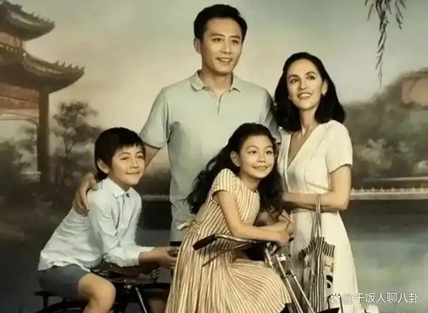 刘烨妻子和一位男子聚餐,吃川菜配葡萄酒,43岁安娜松弛感明显