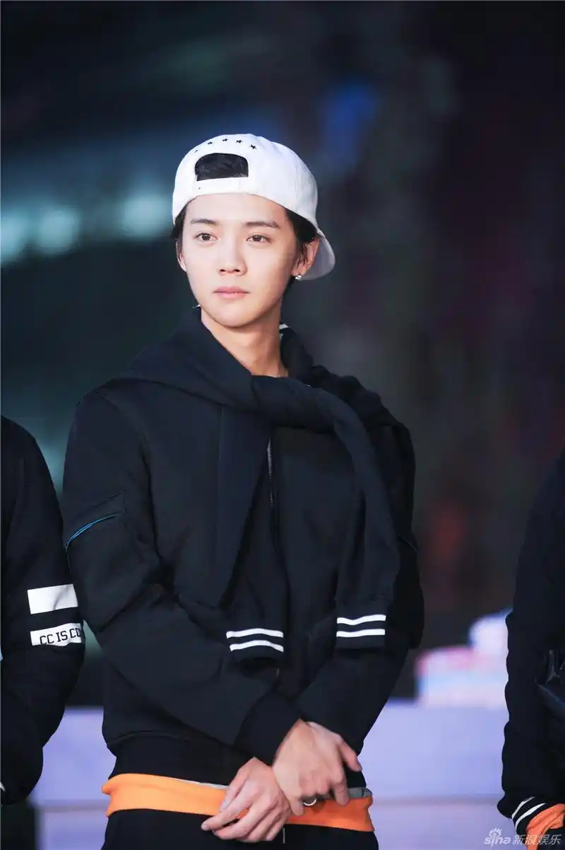 小鹿和兄弟们互动