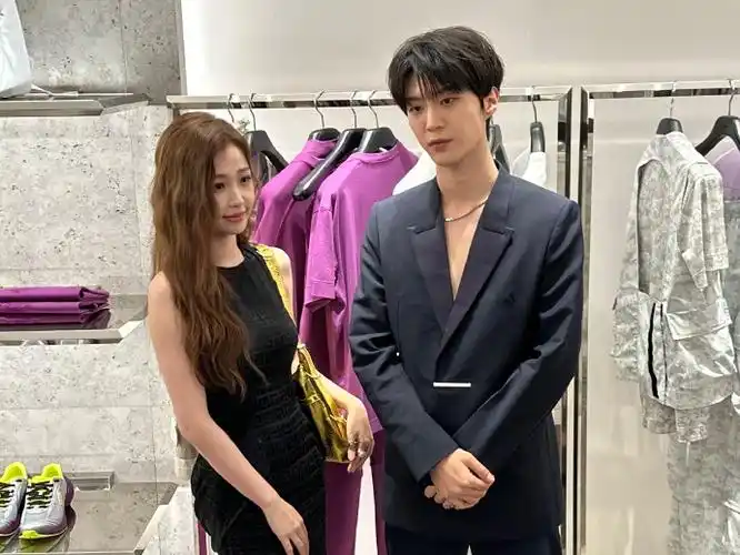 虞书欣的靴子好大##虞书欣范丞丞同框