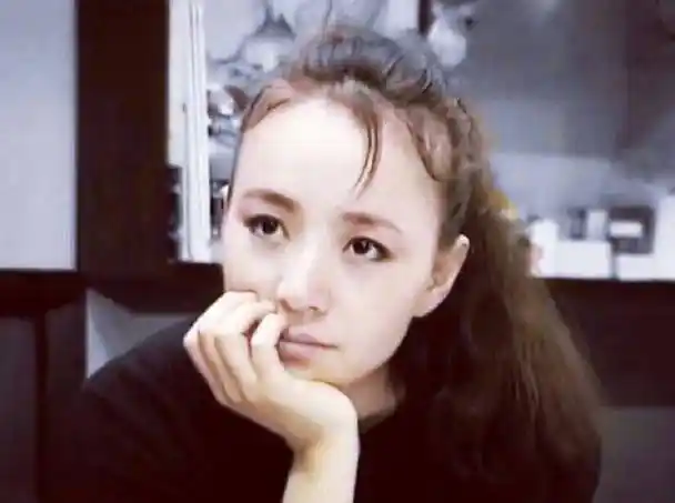 58岁宋丹丹头发乌黑状态年轻和富豪丈夫约会三次婚姻终得幸福