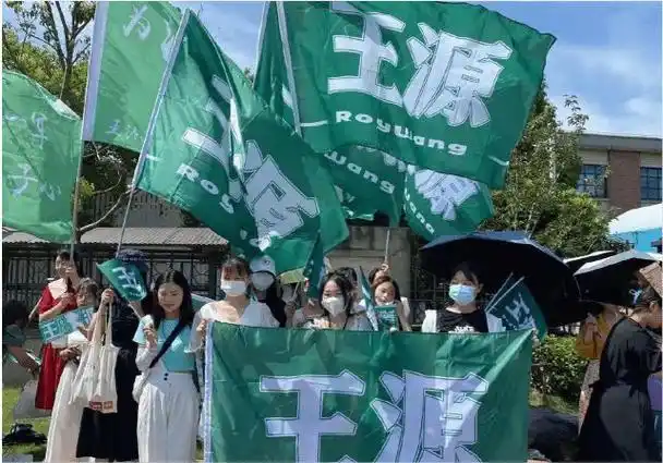 王源录制新综艺粉丝顶着烈日应援小源给粉丝买冷饮药品太暖心