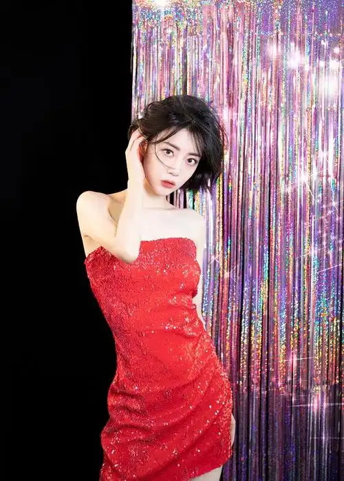 本以为李溪芮的身材很安全当她穿上亮片短裙这才是瘦而不柴