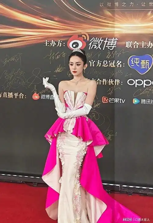 古力娜扎一身桃红大裙亮相微博之夜红毯引发粉丝热议