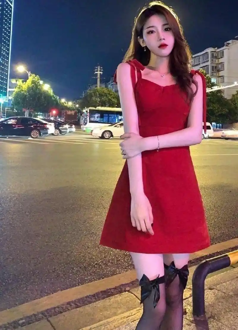 吊带红裙配过膝黑丝,有着让人无法抗拒的魅力#性感美女# #日常穿搭