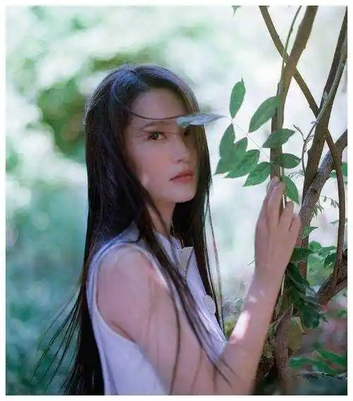 李沁颜值逆天新刊黑长直发惊艳森系女神笑容甜美